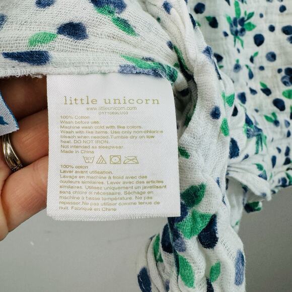 Little Unicorn Cotton Muslin Swaddle Berry Design - Picture 3 of 6